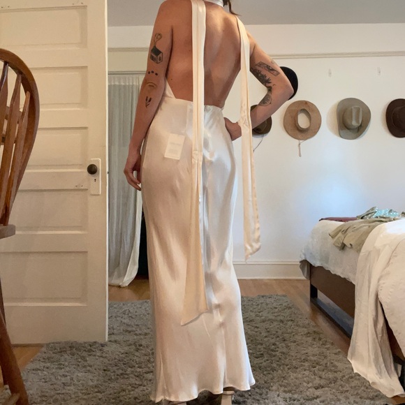 White Plunging V-Neck Backless Gown - Picture 6 of 6
